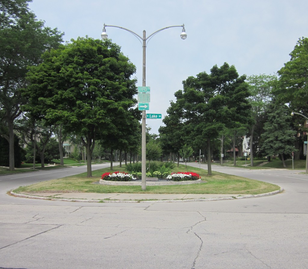 Newberry Boulvard Now (Lake Park Entrance to Newberry Boulevard in 2018 with many mature trees. Photo by Cynthia Sommer)
